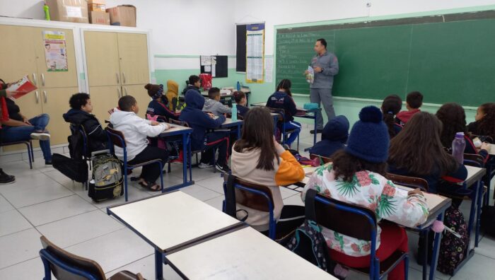 Secretaria de Educação promove projeto ‘Bombeiro na Escola’ em unidade do Jardim Amazonas