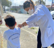 Saúde bate recorde de vacinação casa a casa com 331 aplicações no fim de semana