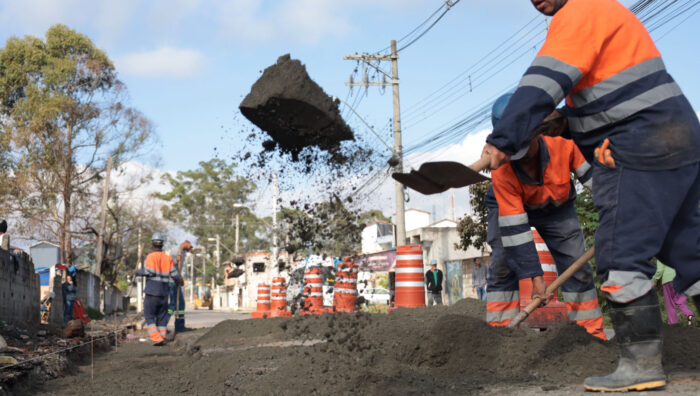 Prefeito vistoria obra de recapeamento da estrada do Marengo