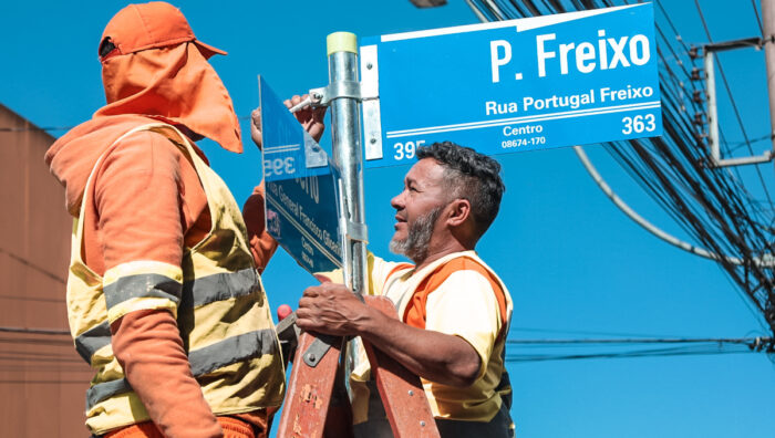 Transporte revitaliza sinalização do centro e substitui placas em dez bairros
