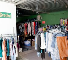Caps AD e Devir inauguram projeto ‘Brechó Inspiração’