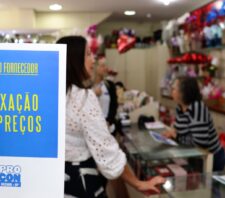Procon realiza fiscalização no comércio para o Dia das Mães