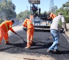 Prefeito vistoria obra de pavimentação da estrada do Furuyama
