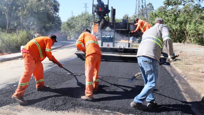Prefeito vistoria obra de pavimentação da estrada do Furuyama