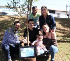 Primeira-dama acompanha plantio de árvore de ação municipal na Cidade Edson