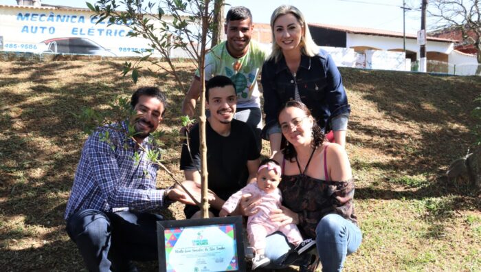 Primeira-dama acompanha plantio de árvore de ação municipal na Cidade Edson