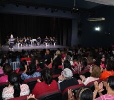 Evento marca homenagem a 74 mães no Teatro Municipal Dr. Armando de Ré