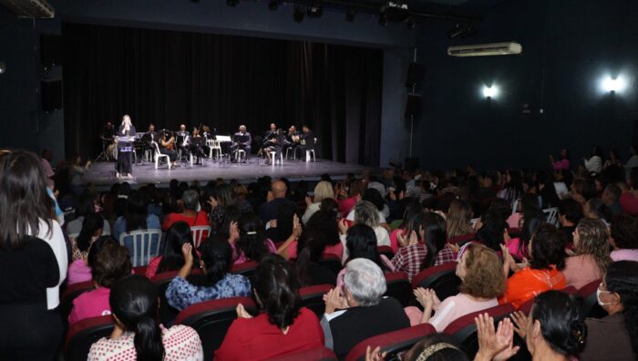 Evento marca homenagem a 74 mães no Teatro Municipal Dr. Armando de Ré