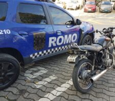 Romo localiza carro furtado e prende suspeito de adulteração de placa de moto