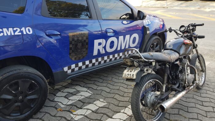 Romo localiza carro furtado e prende suspeito de adulteração de placa de moto