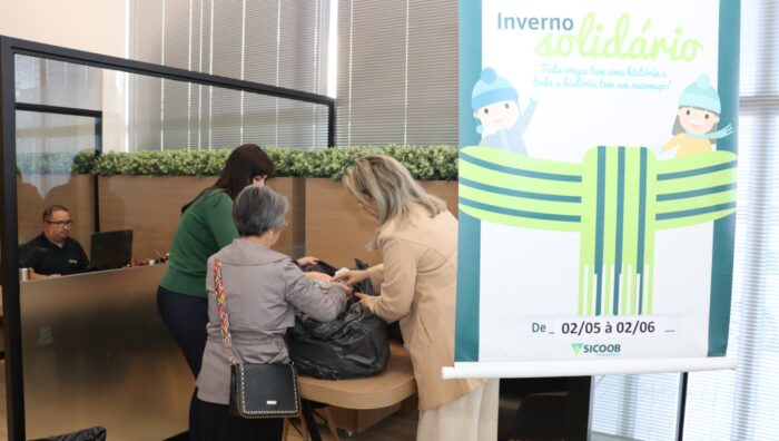 Fundo Social recebe 212 peças de vestuário do Sicoob Metropolitano