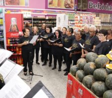 Coral do Centro de Convivência da Melhor Idade se apresenta em supermercado