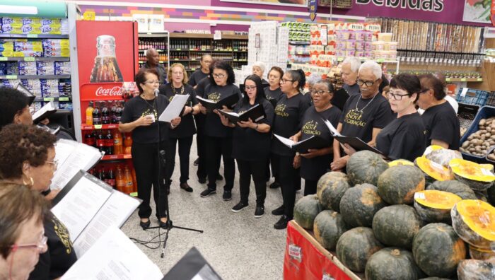 Coral do Centro de Convivência da Melhor Idade se apresenta em supermercado