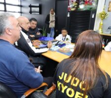Prefeito recebe medalhistas em torneio de judô
