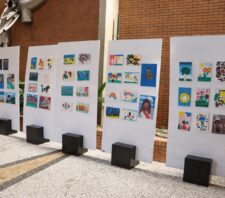 Educadora da Pinacoteca de São Paulo visita mostra de alunos da rede municipal