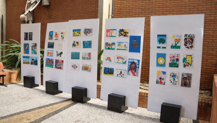 Educadora da Pinacoteca de São Paulo visita mostra de alunos da rede municipal