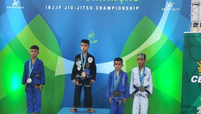 Atletas mirins de Suzano conquistam seis medalhas em campeonato de jiu-jítsu