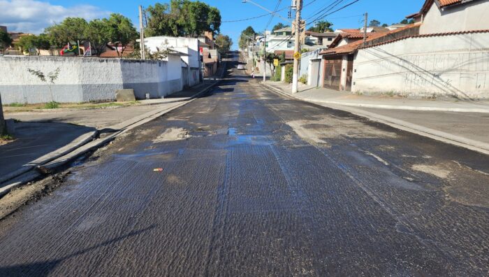Rua Luiz Bianconi é preparada para receber novo asfalto