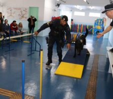 Canil da GCM se apresenta em escola do Jardim Monte Cristo