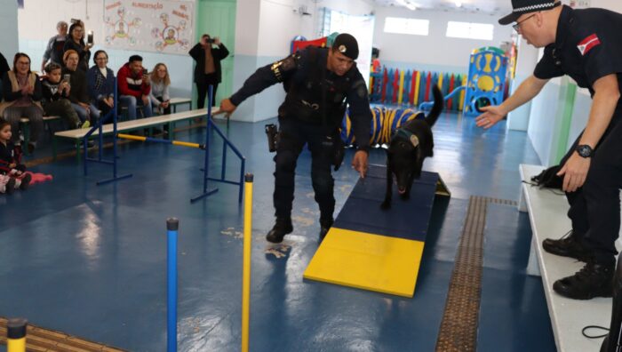 Canil da GCM se apresenta em escola do Jardim Monte Cristo