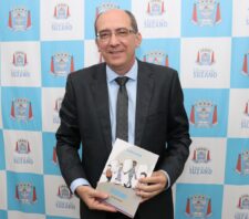 Secretário de Educação reforça conceitos de cidadania em livro sobre Suzano