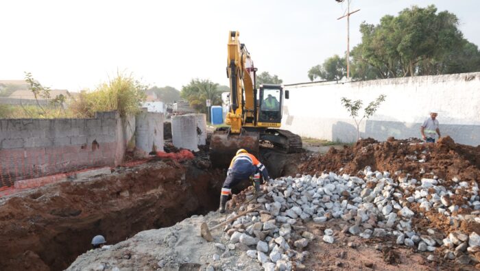 Vice-prefeito e secretário de Manutenção vistoriam obras da rua Luiz Bianconi