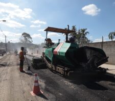 Prefeito confere aplicação de novo asfalto na estrada do Marengo