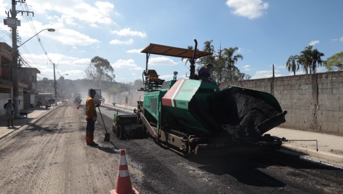 Prefeito confere aplicação de novo asfalto na estrada do Marengo
