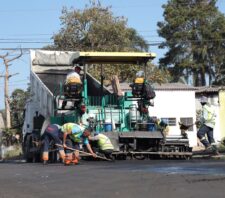 Prefeito acompanha obras de recapeamento da avenida Manoel Casanova