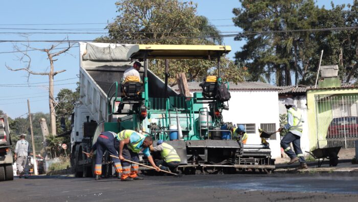 Prefeito acompanha obras de recapeamento da avenida Manoel Casanova