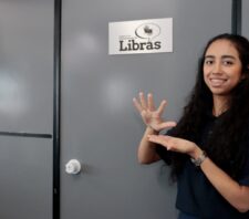 Central de Interpretação de Libras alcança 51 atendimentos em dois meses