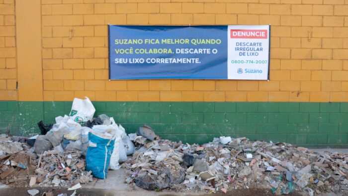 Faixas contra o descarte irregular são instaladas nos bairros Jardim Colorado e Jardim Cacique