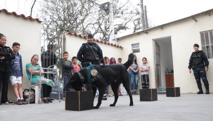 Canil da GCM se apresenta para crianças e jovens da Aadvis