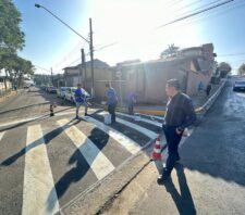 Rua Luiz Bianconi recebe serviços de sinalização de trânsito