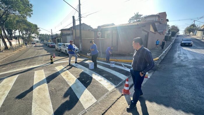 Rua Luiz Bianconi recebe serviços de sinalização de trânsito