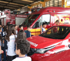 Alunos do Jardim São José conhecem sede do Corpo de Bombeiros