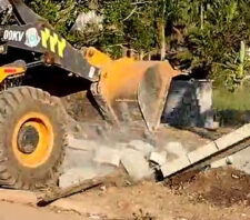 Ação da prefeitura interrompe construção irregular em área pública na Chácara Méa