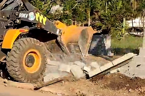 Ação da prefeitura interrompe construção irregular em área pública na Chácara Méa