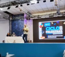 Primeira noite de palestras do Fórum Municipal de Educação reúne 150 pessoas