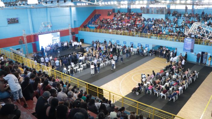 Prefeitura e Estado entregam 1.080 matrículas a mutuários da CDHU