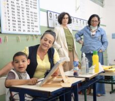 Grupo norte-americano vistoria projeto educacional para crianças com deficiência