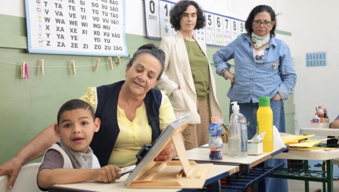 Grupo norte-americano vistoria projeto educacional para crianças com deficiência
