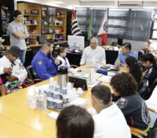 Atletas apresentam ao prefeito medalhas conquistadas em torneio de jiu-jitsu