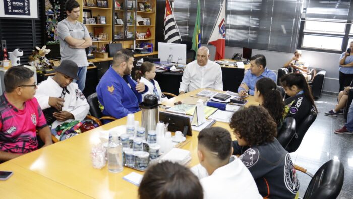 Atletas apresentam ao prefeito medalhas conquistadas em torneio de jiu-jitsu