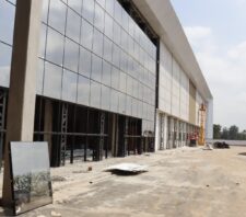 Prefeito visita obras da nova unidade da rede Shibata em Suzano