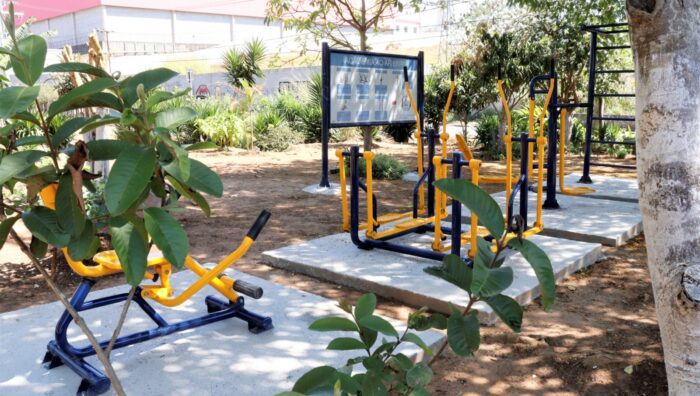 Prefeito entrega nova academia ao ar livre no Jardim Luela