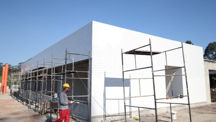 Prefeito acompanha andamento de obras de três novas escolas