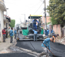 Prefeito confere conclusão de recapeamento da rua Alvino Sutero Ramos