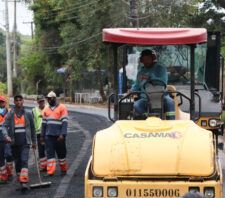 Prefeito confere aplicação de asfalto na rua Rosa Umehara Manabe