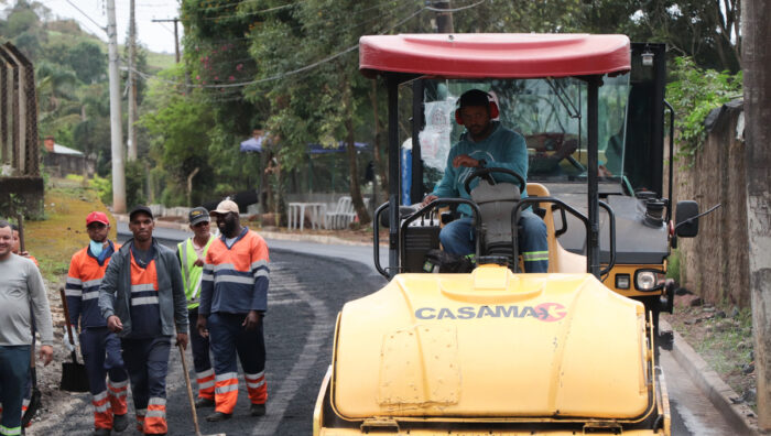 Prefeito confere aplicação de asfalto na rua Rosa Umehara Manabe